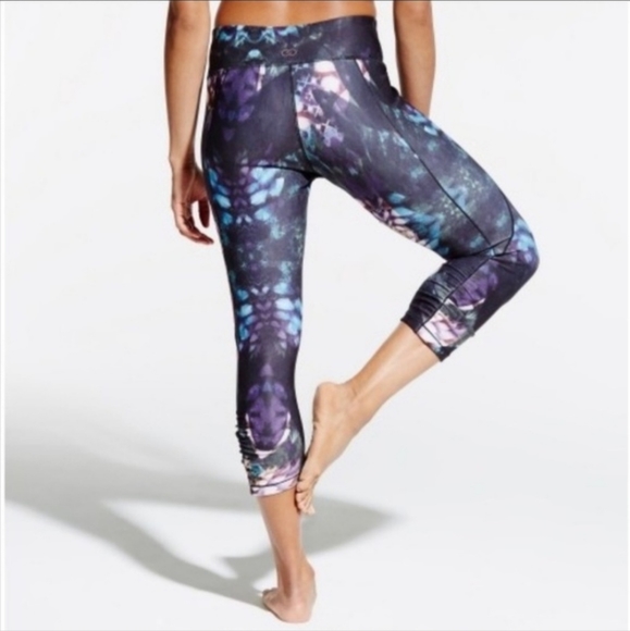 CALIA Dark Lunar Floral Capris. - Picture 2 of 2